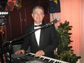 One man band (vocalist+keyboardist)ofer muzica live cu echipament tehnic si repertoriu de calitate