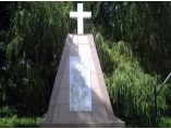 Monumentul din curtea biserici - Biserica Adormirea Maicii Domnului din Fantanele #4