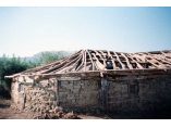 Partea de nord dupa ce s-a decopertat de lut si de tigla, foto 2001. - Biserica de lemn din Izvoarele #3